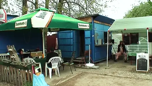 Kayboldum ve çok ateşli, çok sıkı ve tıraşlı amcığımla sikişme karşılığında bölgede bilgi istiyorum