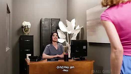 ALL GIRL MASSAGE - iki arkadaş arasındaki masaj ateşli makaslama ile gerçekten çıldırıyor