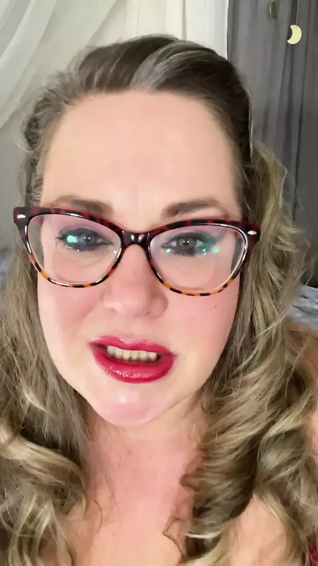 Güzel dudaklar ıslak dildo emiyor sürtük üvey anne