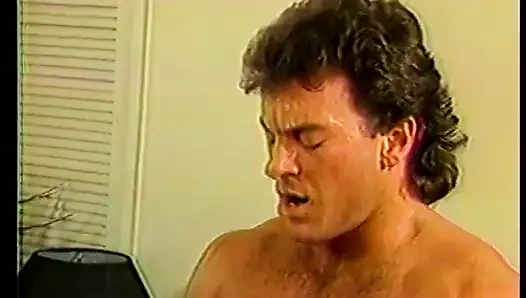 Büyük götlü sarışın sert domaltıyor, sonra kremsi bir yüze boşalma