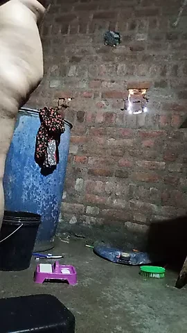 Tam açık banyo gösterisi