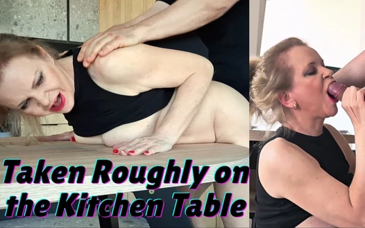 Sarışın orta yaşlı seksi kadın mutfak masasında sertçe sikişiyor