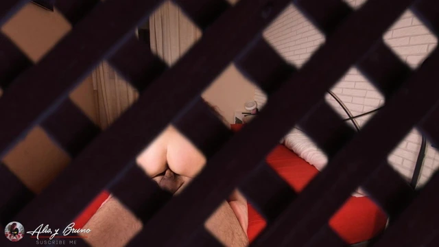 Dolaptaki kamera kız kardeşimi sikişirken yakalıyor.