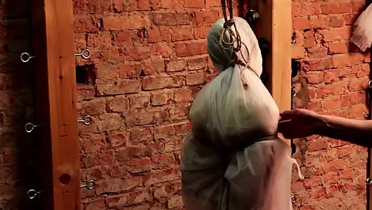 Bağlı ve cezalandırılmış: köle sürtük sert bdsm işkencesi içinde sıkı bir şekilde sarıldı