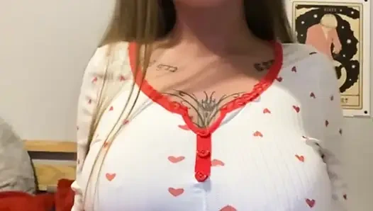 Bu İskoç büyük götlü gotik kızın yavaş yavaş kendini parmaklarken daha derine inişini izle