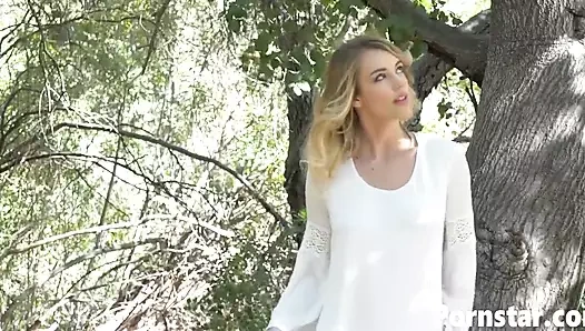 Çizmeli muhteşem bebek Blake Eden açık havada mastürbasyon yapıyor