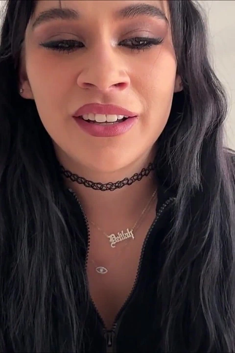 Ateşli üvey kız beni ayaklarının fotoğraflarını çekerken yakalıyor - delilah hançer - klan terapisi