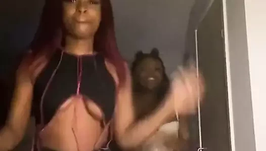 göğüsler sallanıyor