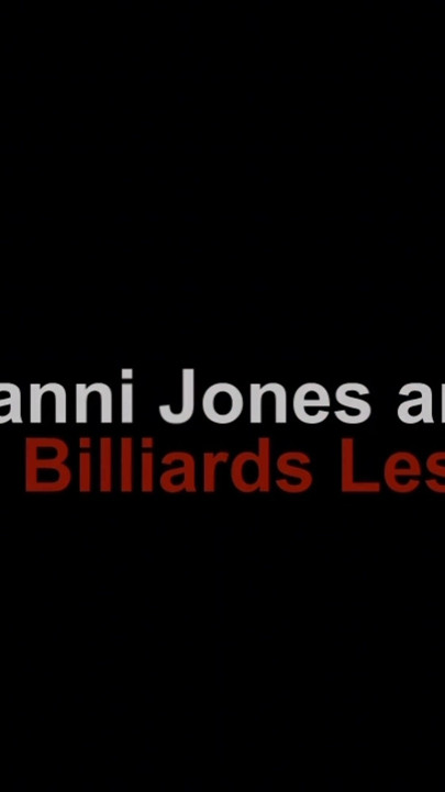 Orta yaşlı seksi kadın danni jones ve bilardo dersi
