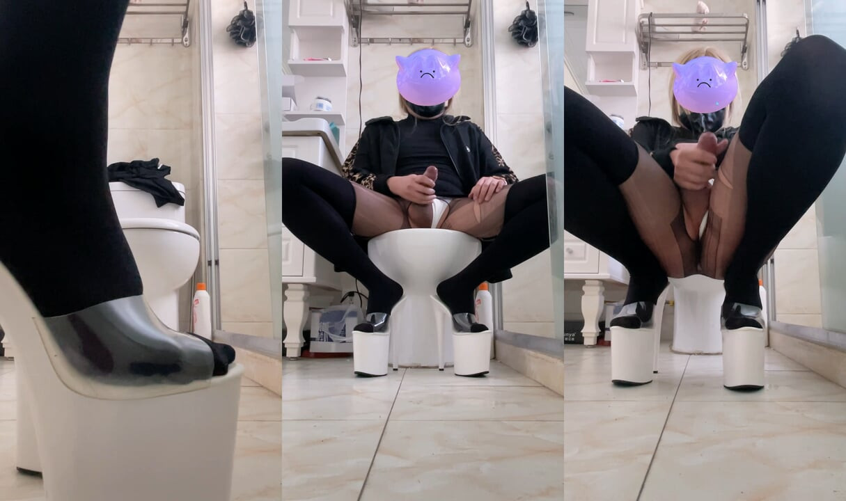 Sarışın travesti hellpunk_meow siyah çoraplı ve yüksek topuklu ayakkabılarla mastürbasyon yapıyor 2022-2