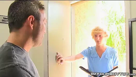 Müsküler baba brock landon cums üzerinde evan taşlar sevimli yüz