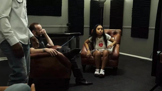 Döl dolu minyon Asyalı ateşli hatun içine bir sürü yarak boşalmayı seviyor