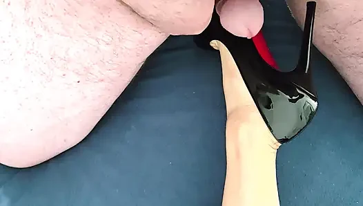 O parlak siyah Louboutin topuklu ayakkabılar (36 beden) hiçbir zaman sebepsiz yere giymiyor.