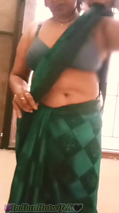 Hintli tamil tombul evli kadın lux saree azdırıyor göğüslerini göbek kıllı amcık götünü gösteriyor! Indianhotwifex