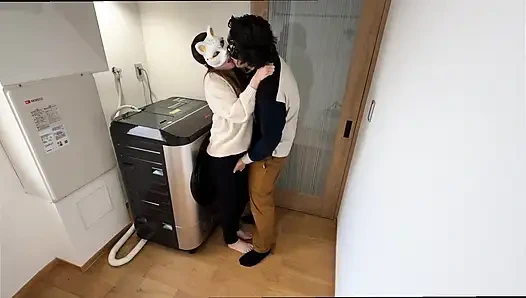 Çamaşır yıkarken seks yapan evli kadın
