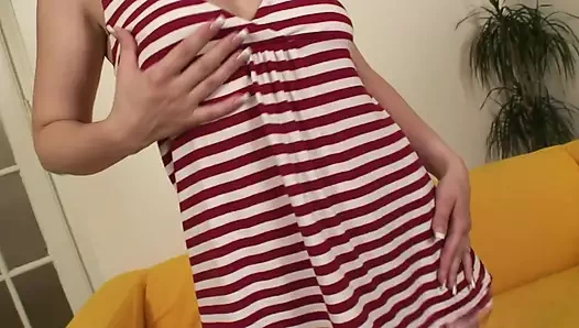 Kızıl saçlı ve mükemmel memeli bu seksi ateşli sürtük gerçekten