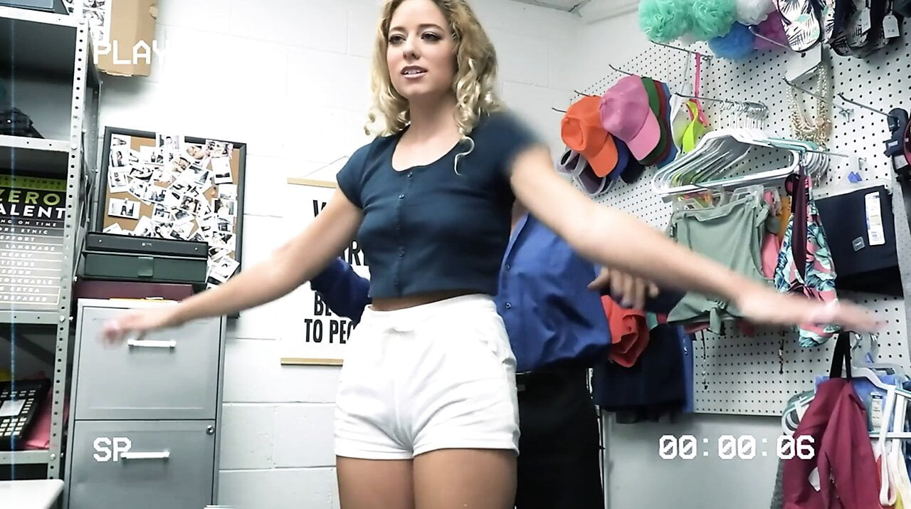 Shoplyfter - Hırsızlık Yapan Gençler Güvenlik Görevlisi Tarafından Ücretsiz Kullanılıyor