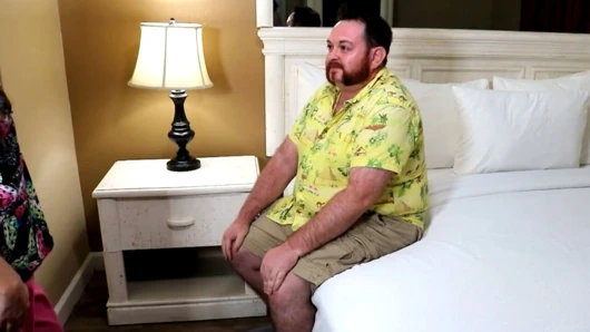 Ona masaj yaparken küçük yarağına iğrenerek tükürüyor