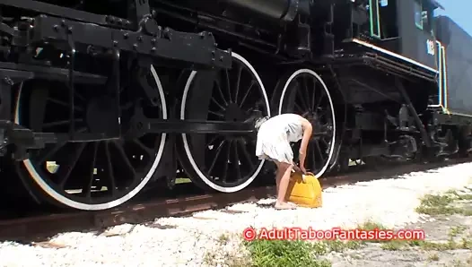 Sıcak milf sikikleri kendini ile yapay penis yanında için railroad track