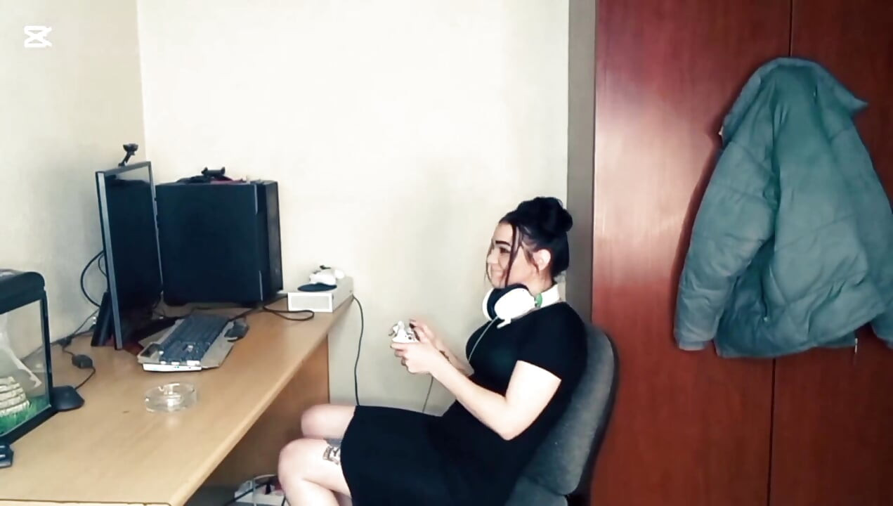Adam xbox oynayan kızla sikişiyor