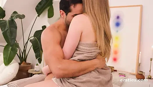 Ersties - Samantha gus tarafından yağlanıyor ve masaj yapıyor (bölüm 1 /2)