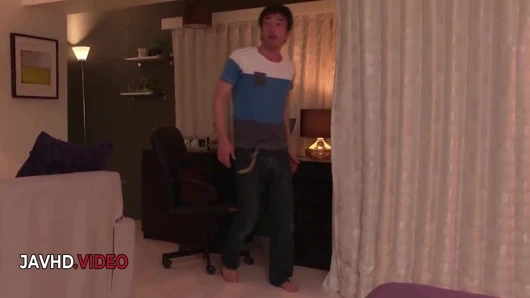 Tutkulu Asyalı genç kız önce ateşli bir Japonya'ya sakso çekerek porno oyununa başlıyor