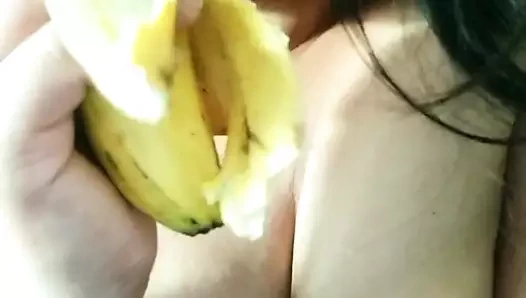 Fetiş tangalı orta yaşlı seksi kadın muzla mastürbasyon yapıyor