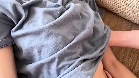 Моя шлюховатая сводная сестра позволила мне кончить на ее юные сиськи, нежная дрочка