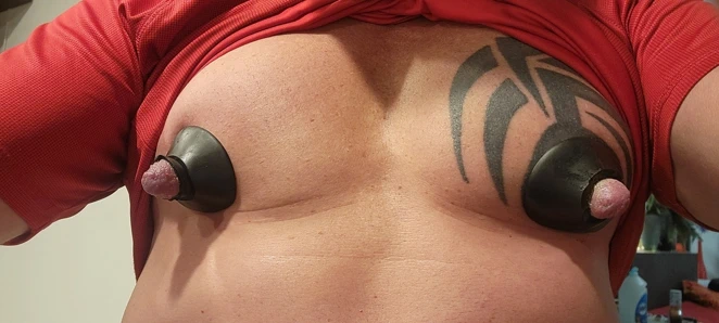 Benim büyük pompalanan göğüsleri ve memeleri ayartmak