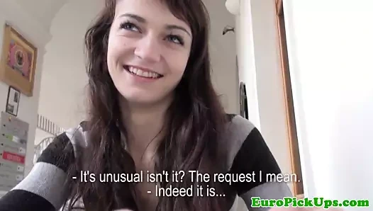 Sıska çekti genç onu küçücük göğüsleri gösterir