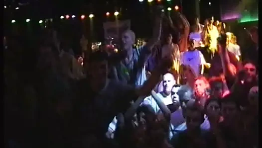 Yunanistan ıslak tişörtü ortaya çıkardı