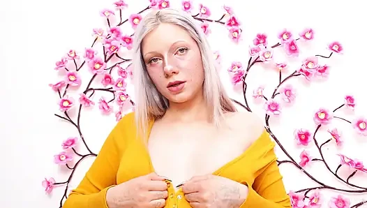 Amcığımın spermle dolmasını bekliyorum - havalı memeler!