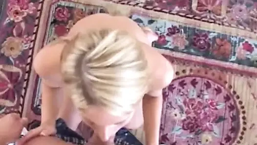 Courtney Simpson küçük göğüsleriyle yerde sikişiyor