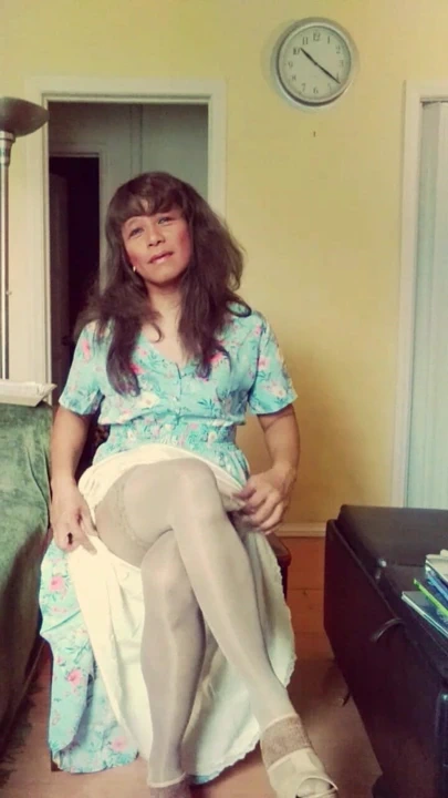 Bayan jhazmeena cd frikik, bacaklar ve kalçalı çoraplarını gösteriyor