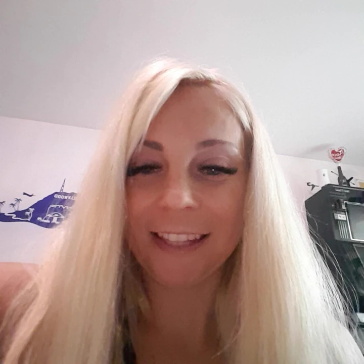 Я ношу леггинсы и длинные кожаные сапоги! Я наклоняюсь и делаю позу раком!