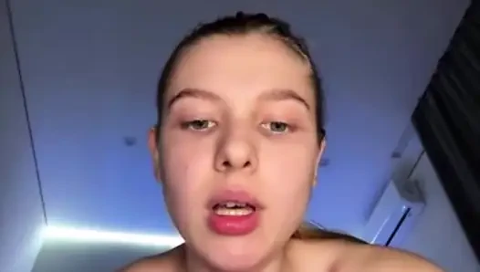 Nasıl boşaldığımı ve dildoyu nasıl emdığımı görün
