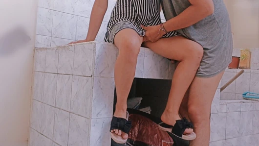 Komşum onu evden yalnız bıraktığında, bu fırsatı bakire amına saygısızlık etme fırsatını değerlendiriyorum