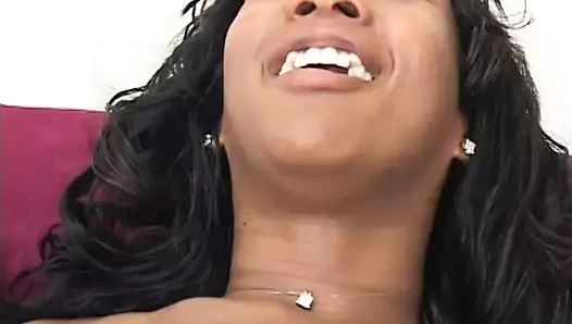 İnce gövdeli bebek büyük bir yapay penis ile amını doldurmaktan hoşlanır