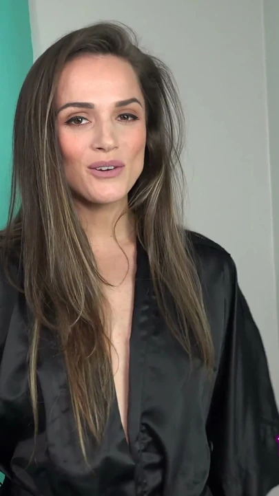 Statuesque esmer Tori Black randevusu için seksi konuşurken amını ovuyor