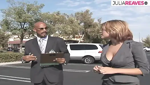 Sevgilisi büyük siyah yarağını amına sokuyorken azgın kaltak bacaklarını açıyor