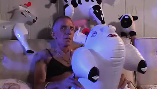 Genç kız her iki delikten de sikiliyor