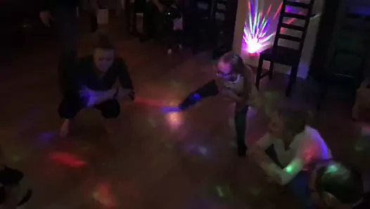 Yvonne strahovski ve arkadaşları dans ediyor