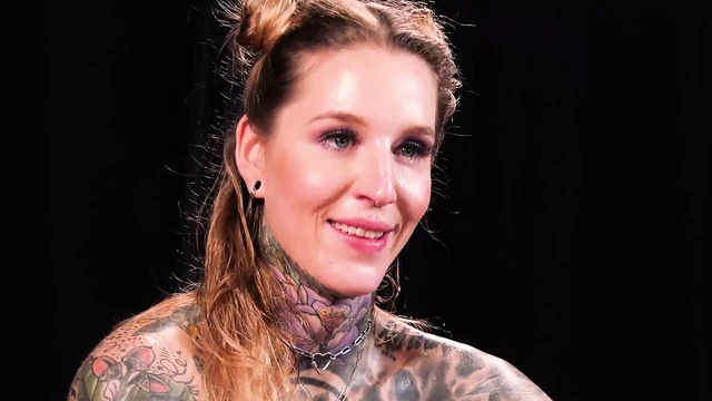 Татуированную шлюшку трахают как следует и показывают мастурбацию