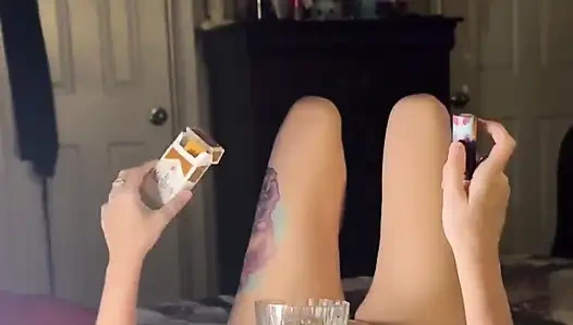 Şehvetli sigara fetişi mastürbasyonu