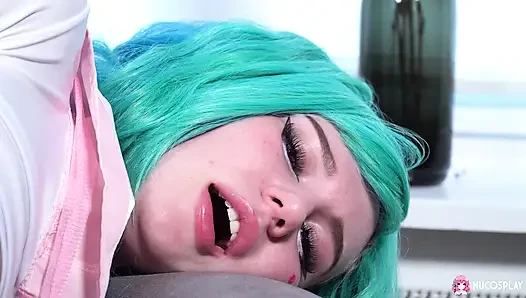 Seksi leyla lure ıslak tıraşlı amına dildo sokuyor.