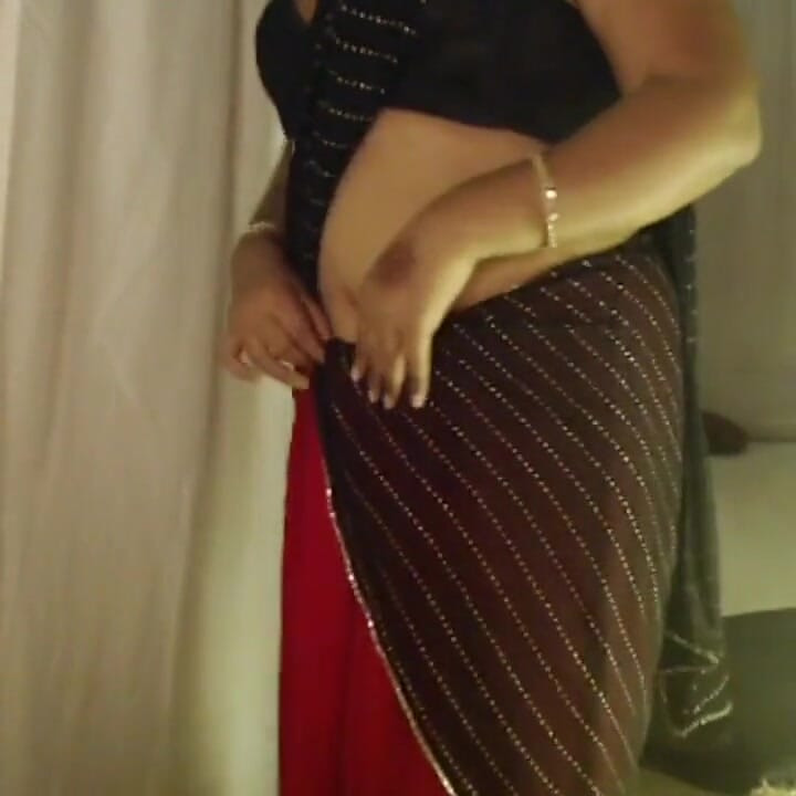 Hintli ateşli kızın göğüsleri çıplak seksi gösteriye basıyor.