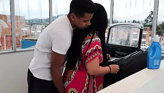 Üvey annem çamaşır odasında beni şaşırtıyor ve bana en iyi oral seks yapıyor