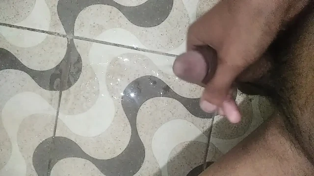 Remaja muncrat di kamar mandi