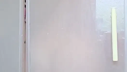 Duşta saklanıyor......