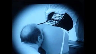 yardakçı sniffs the kıçını arasında onu metresi